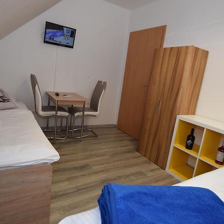 Monteurzimmer Kirchheim-Teck เคียร์ชไฮม์ อุนเทอร์ เท็ค ภายนอก รูปภาพ