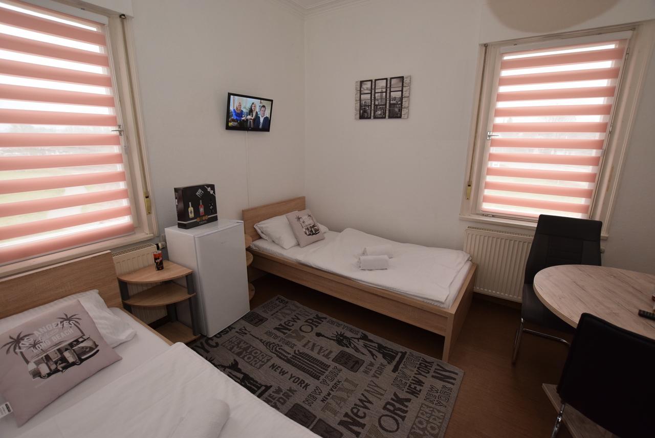 Monteurzimmer Kirchheim-Teck เคียร์ชไฮม์ อุนเทอร์ เท็ค ภายนอก รูปภาพ