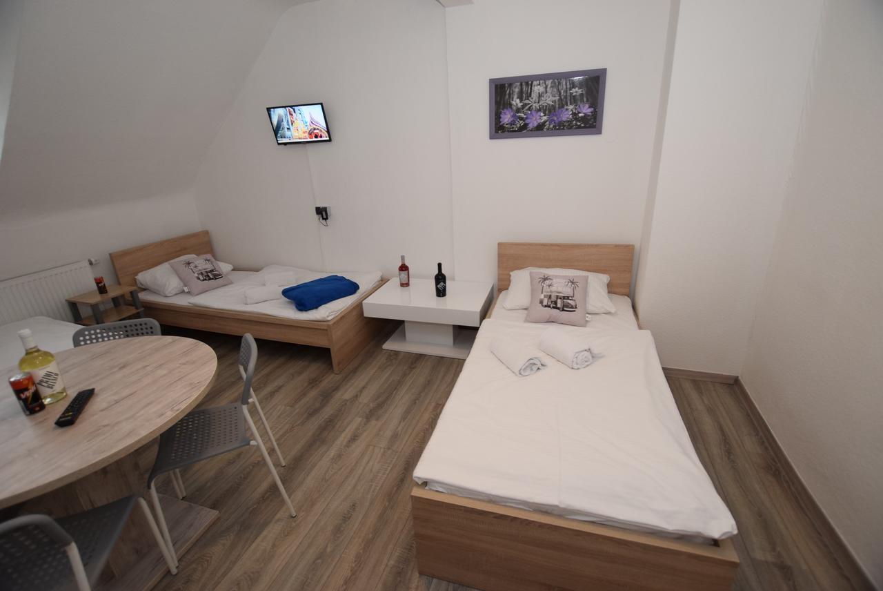Monteurzimmer Kirchheim-Teck เคียร์ชไฮม์ อุนเทอร์ เท็ค ภายนอก รูปภาพ
