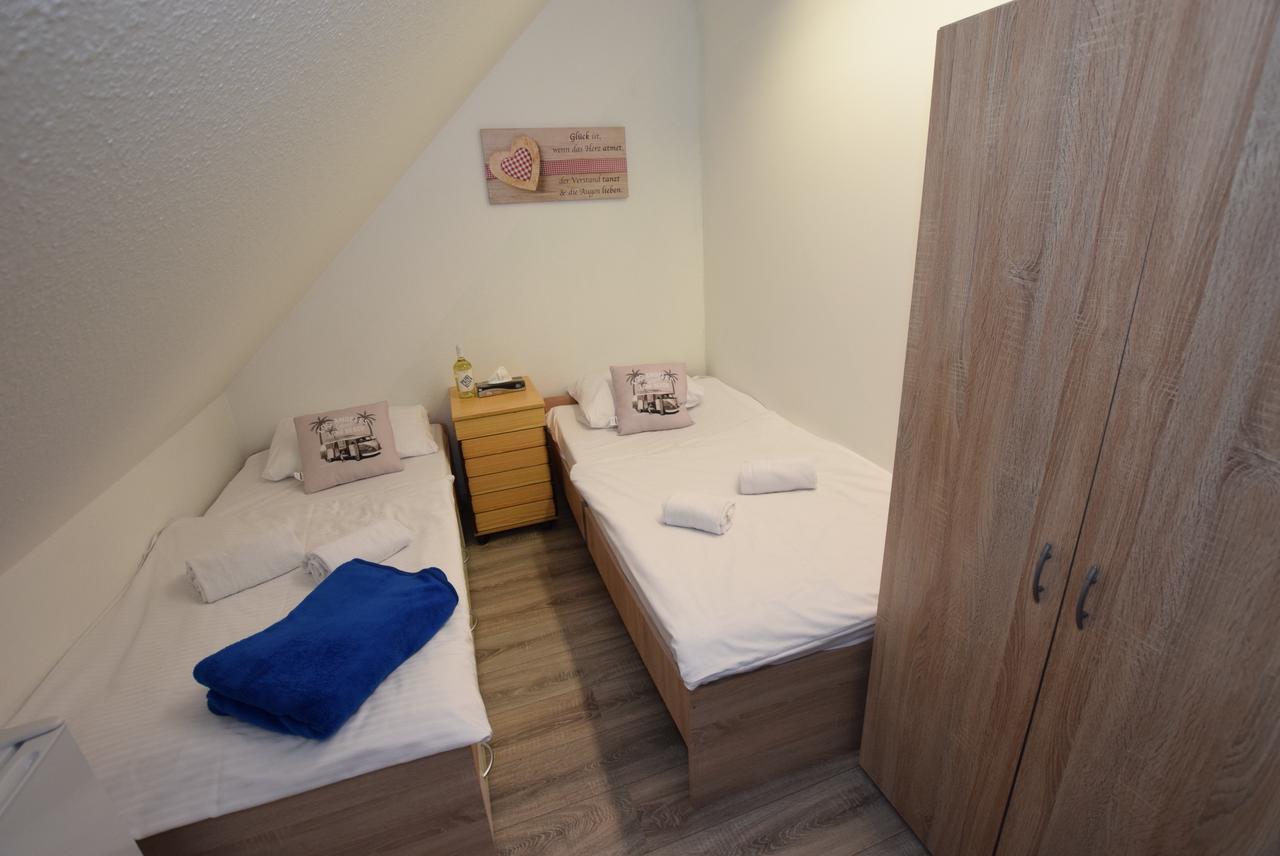 Monteurzimmer Kirchheim-Teck เคียร์ชไฮม์ อุนเทอร์ เท็ค ภายนอก รูปภาพ