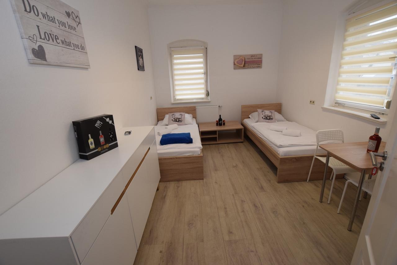 Monteurzimmer Kirchheim-Teck เคียร์ชไฮม์ อุนเทอร์ เท็ค ภายนอก รูปภาพ