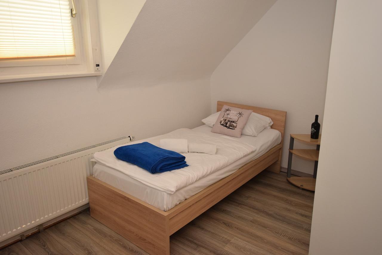 Monteurzimmer Kirchheim-Teck เคียร์ชไฮม์ อุนเทอร์ เท็ค ภายนอก รูปภาพ
