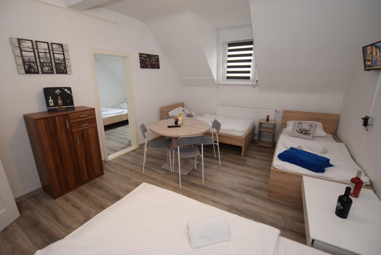 Monteurzimmer Kirchheim-Teck เคียร์ชไฮม์ อุนเทอร์ เท็ค ภายนอก รูปภาพ