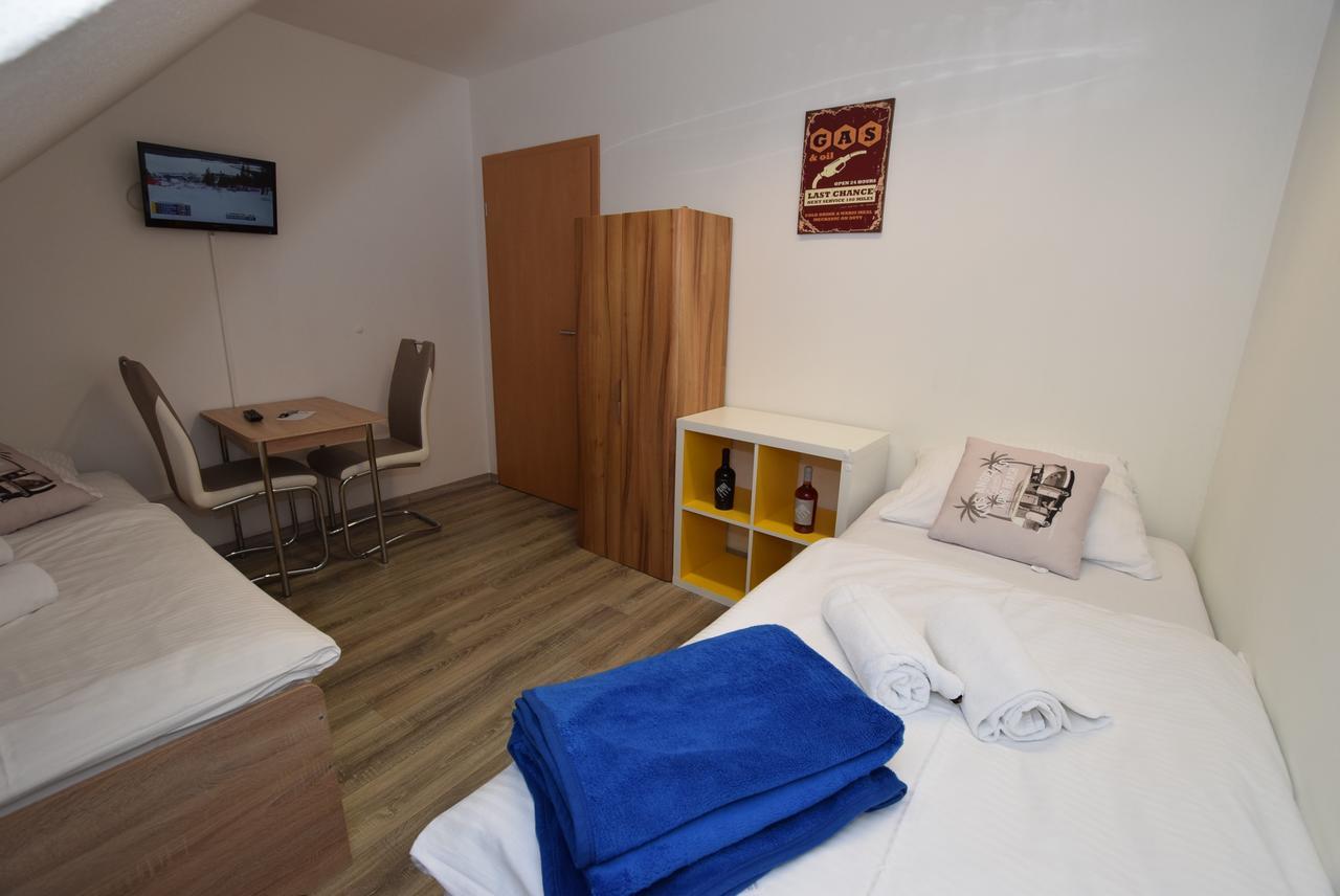 Monteurzimmer Kirchheim-Teck เคียร์ชไฮม์ อุนเทอร์ เท็ค ภายนอก รูปภาพ