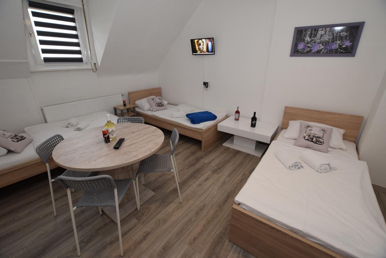 Monteurzimmer Kirchheim-Teck เคียร์ชไฮม์ อุนเทอร์ เท็ค ภายนอก รูปภาพ