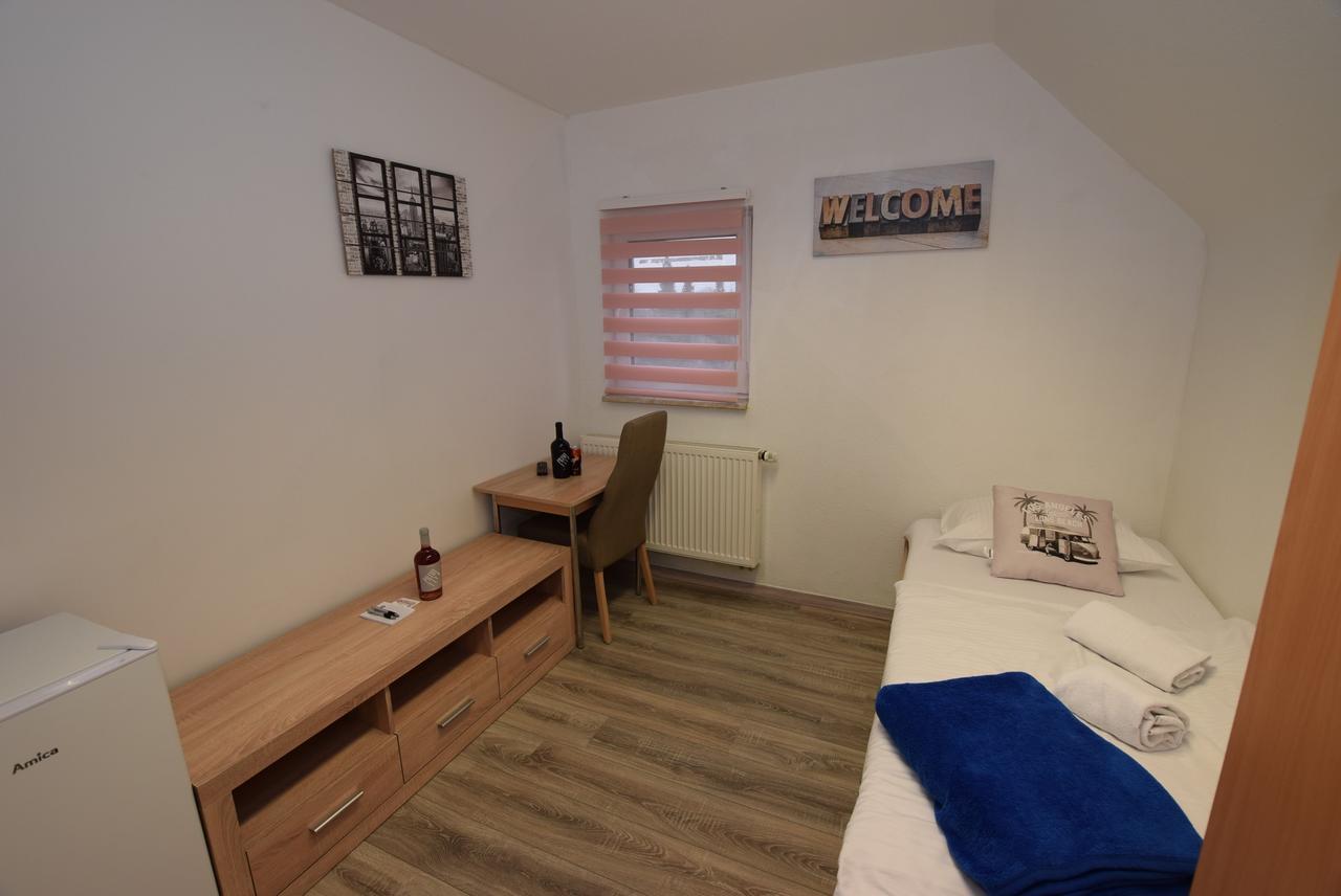 Monteurzimmer Kirchheim-Teck เคียร์ชไฮม์ อุนเทอร์ เท็ค ภายนอก รูปภาพ